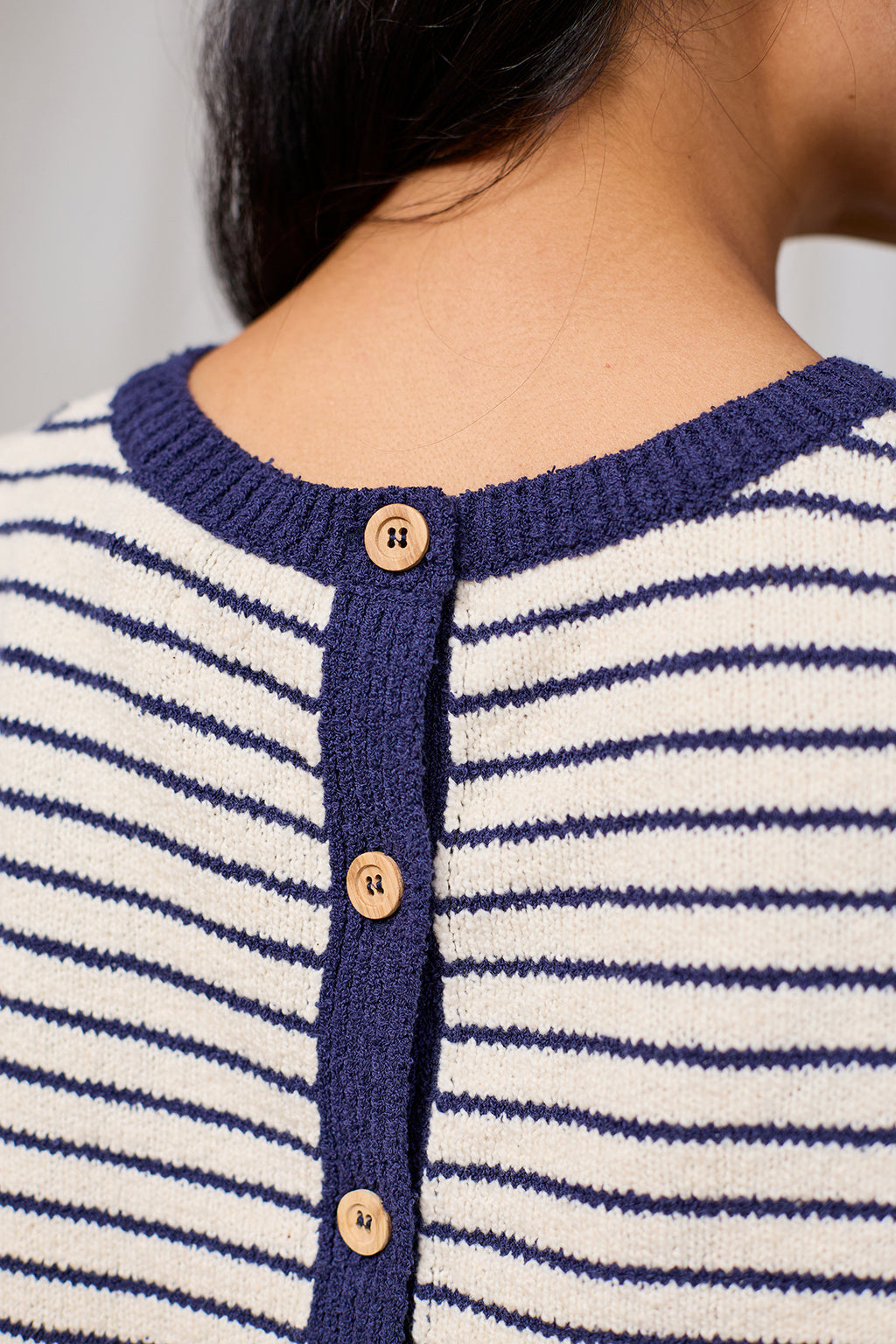 T-shirt en maille TwoThirds avec rayures blanches et bleues, à motifs, sans manches, boutons en bois dans le dos, vue détaillée de dos sur les boutons