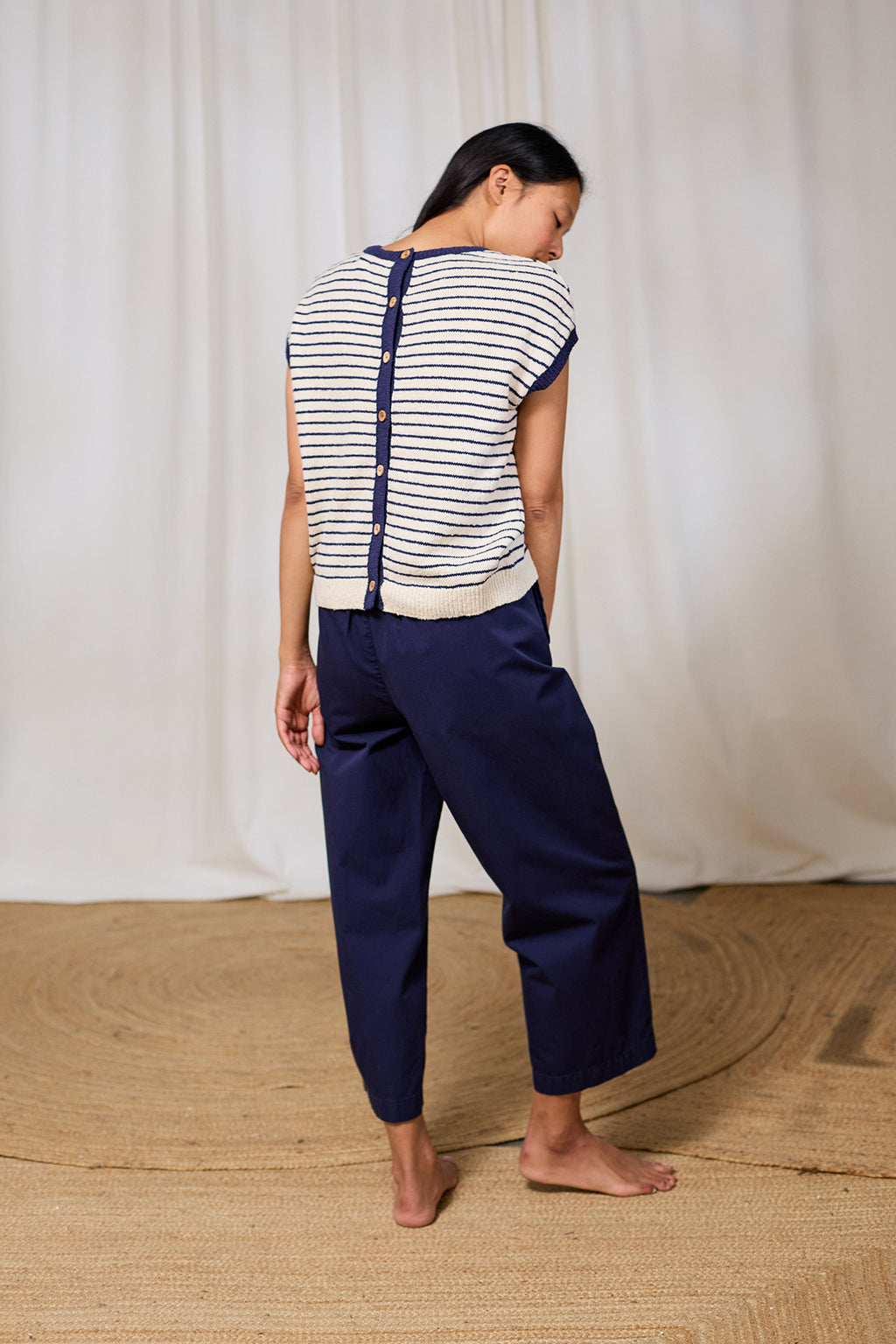 T-shirt en maille TwoThirds avec rayures blanches et bleues, à motifs, sans manches, boutons en bois dans le dos, vue de dos sur le mannequin