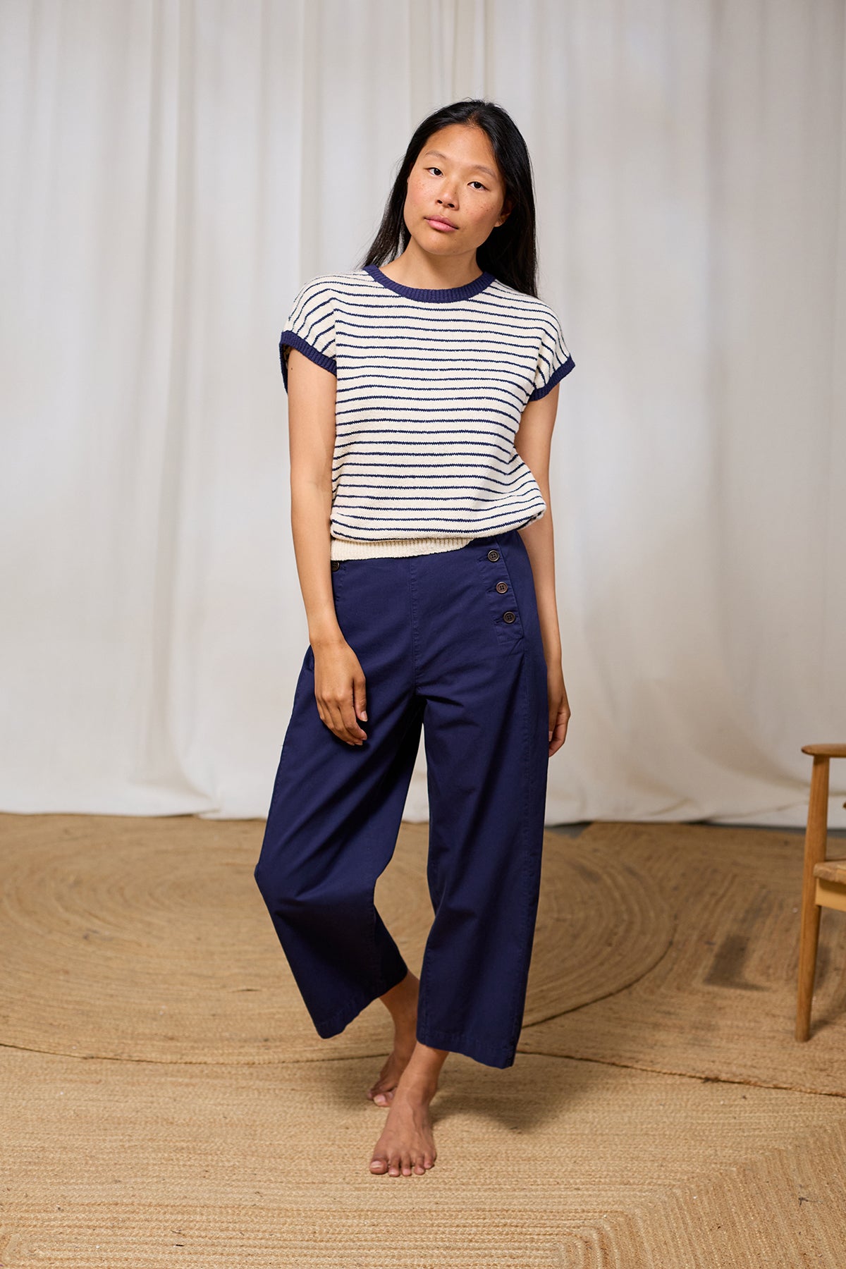 T-shirt Marinella en maille TwoThirds avec rayures blanches et bleues, à motifs, sans manches, boutons en bois dans le dos, vue de face sur le mannequin