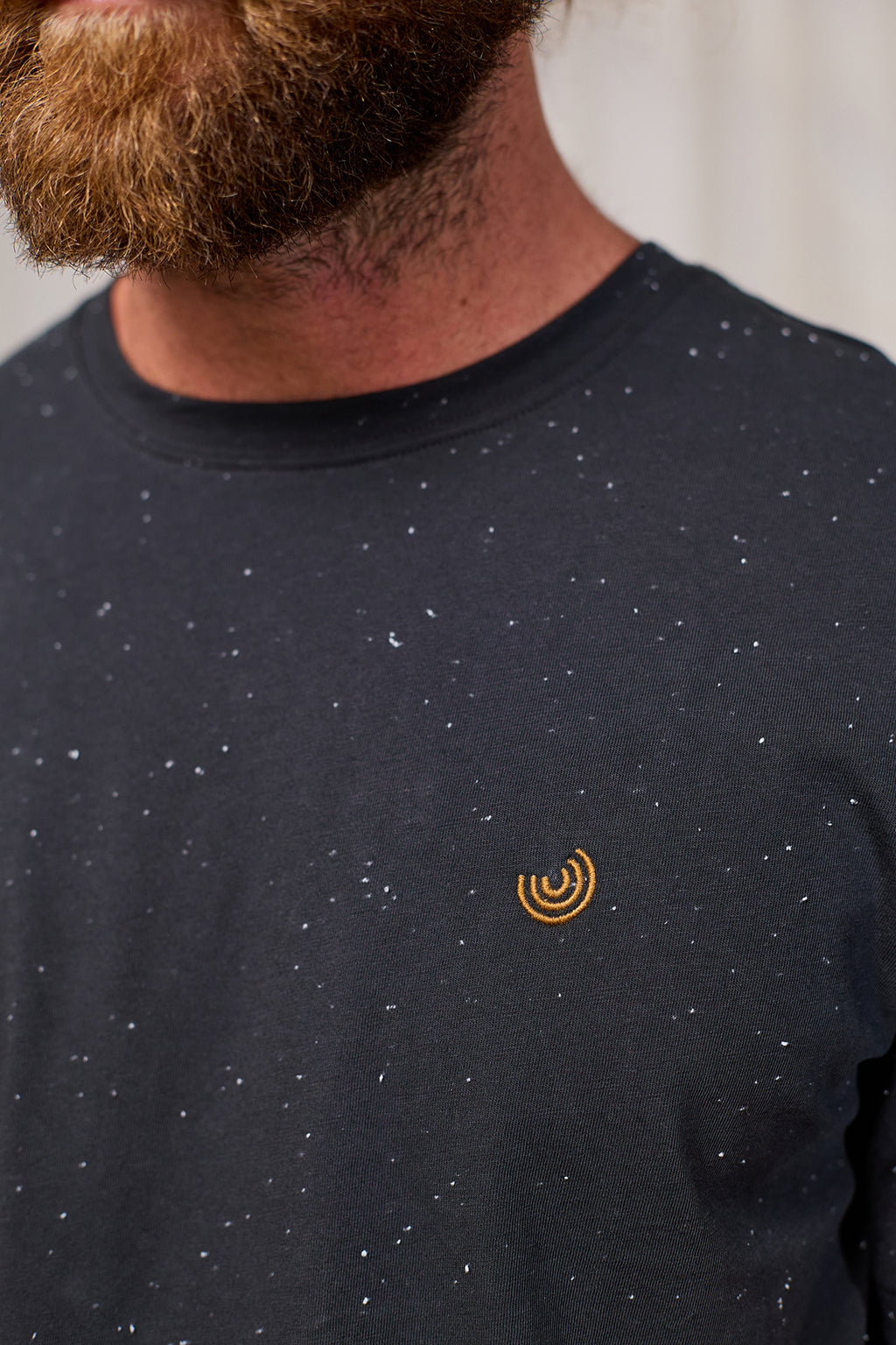 T-shirt à manches courtes Qalito de TwoThirds en gris foncé pour hommes avec texture à petits grains, vue détaillée de face