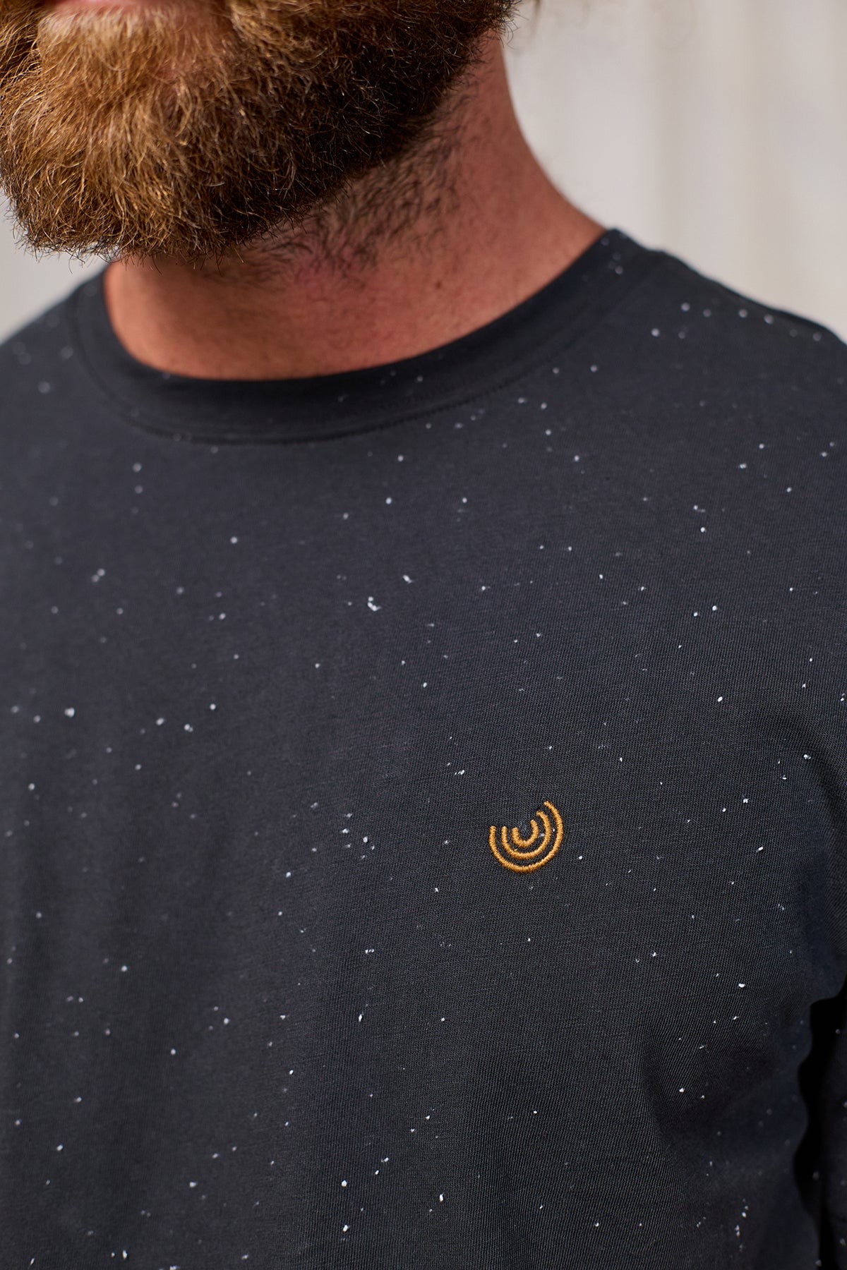 T-shirt à manches courtes Qalito de TwoThirds en gris foncé pour hommes avec texture à petits grains, vue détaillée de face
