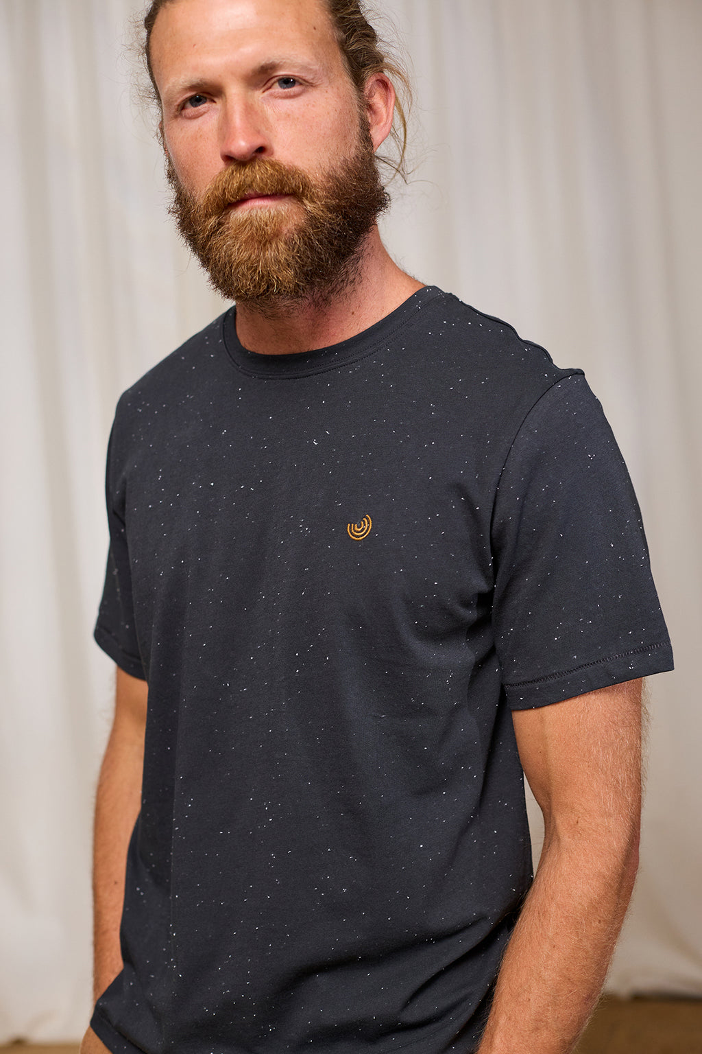 T-shirt à manches courtes Qalito de TwoThirds en gris foncé pour hommes avec texture à petits grains, vue de face sur le mannequin