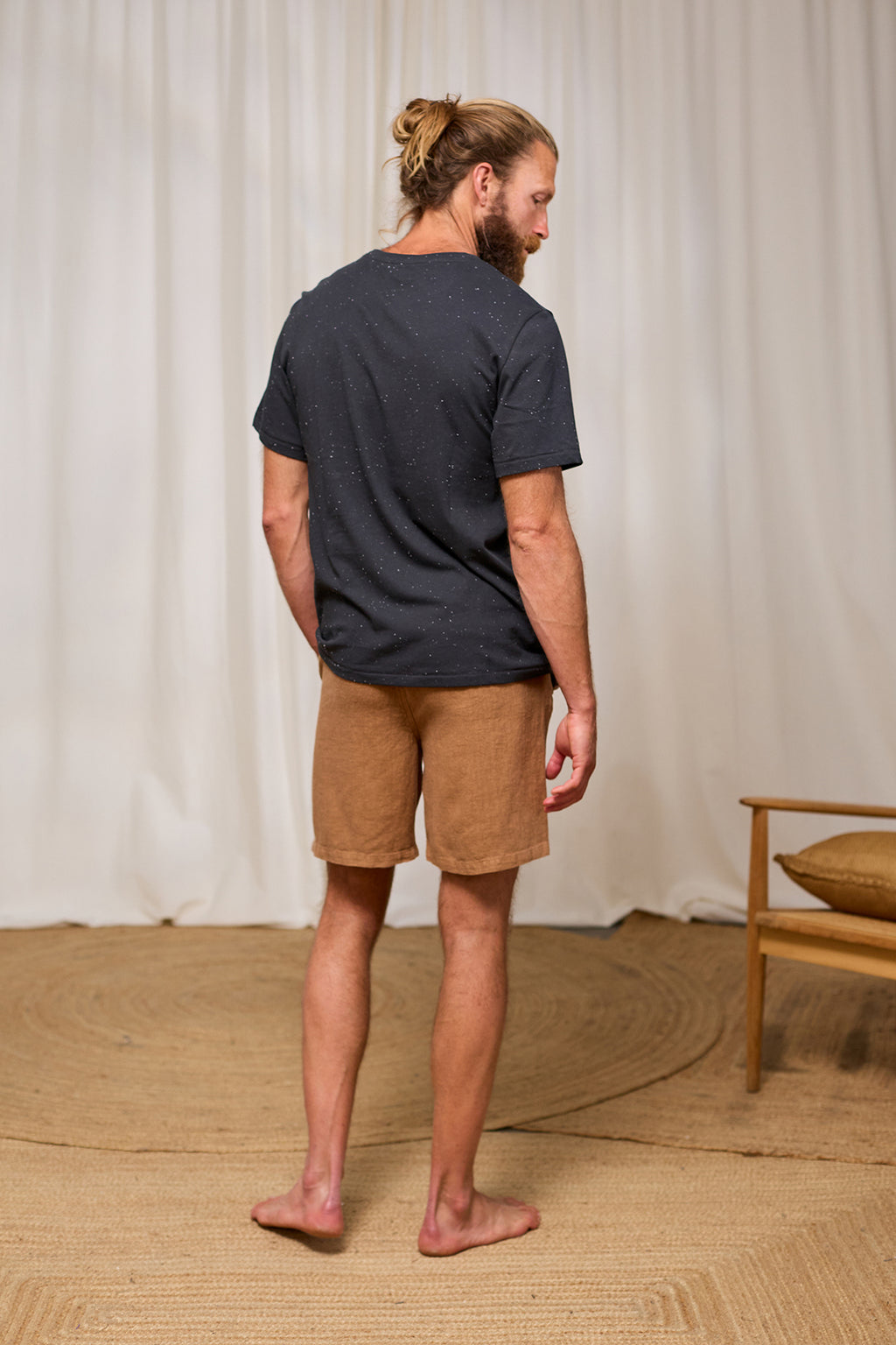 T-shirt à manches courtes Qalito de TwoThirds en gris foncé pour hommes avec texture à petits grains, vue de dos sur le mannequin