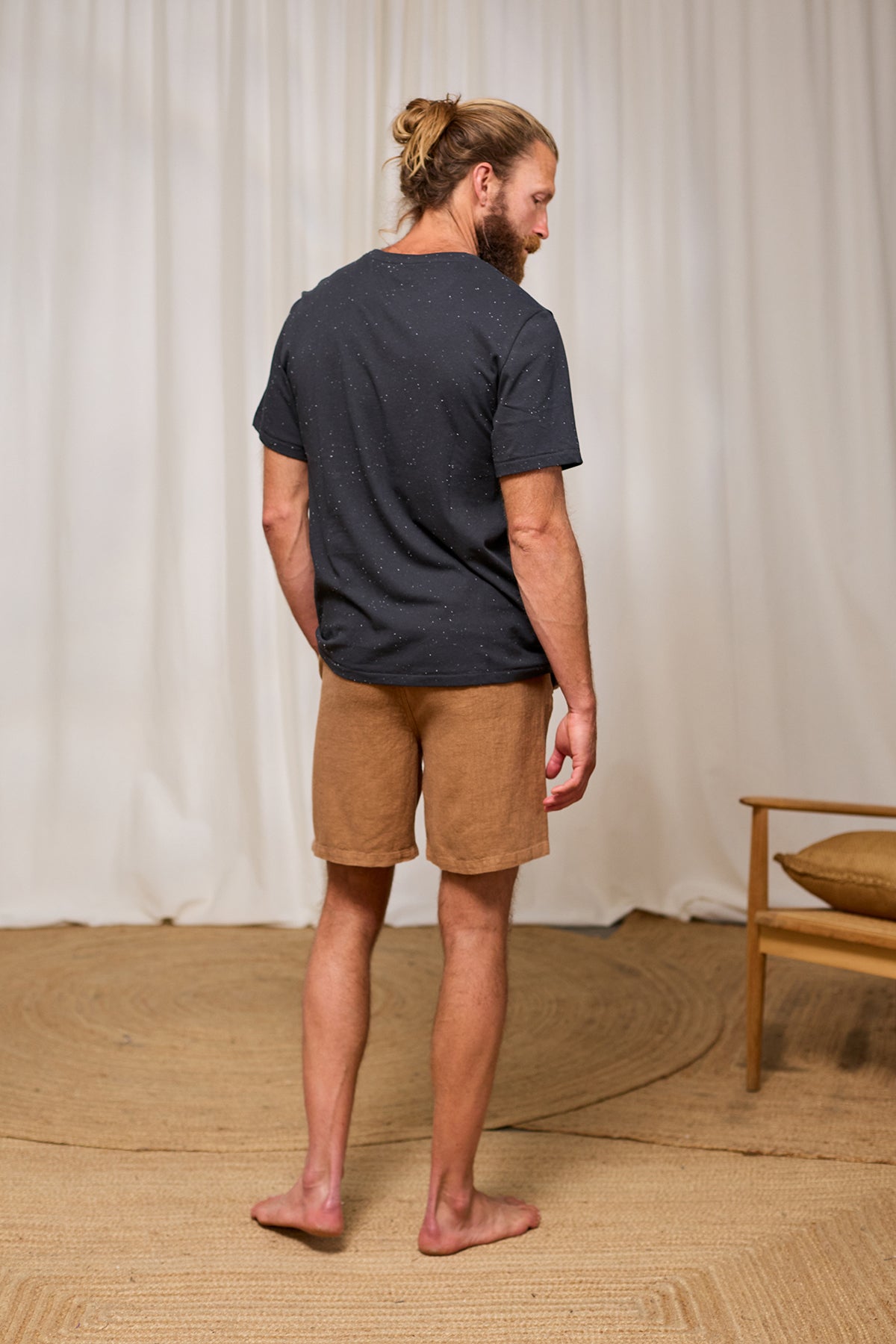 T-shirt à manches courtes Qalito de TwoThirds en gris foncé pour hommes avec texture à petits grains, vue de dos sur le mannequin