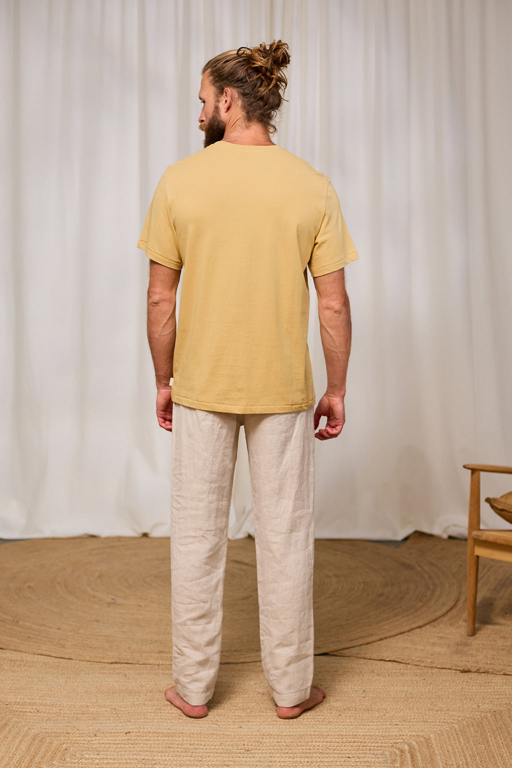 T-shirt à manches courtes Qalito de TwoThirds en jaune pour hommes avec texture à petits grains, vue de dos sur le mannequin