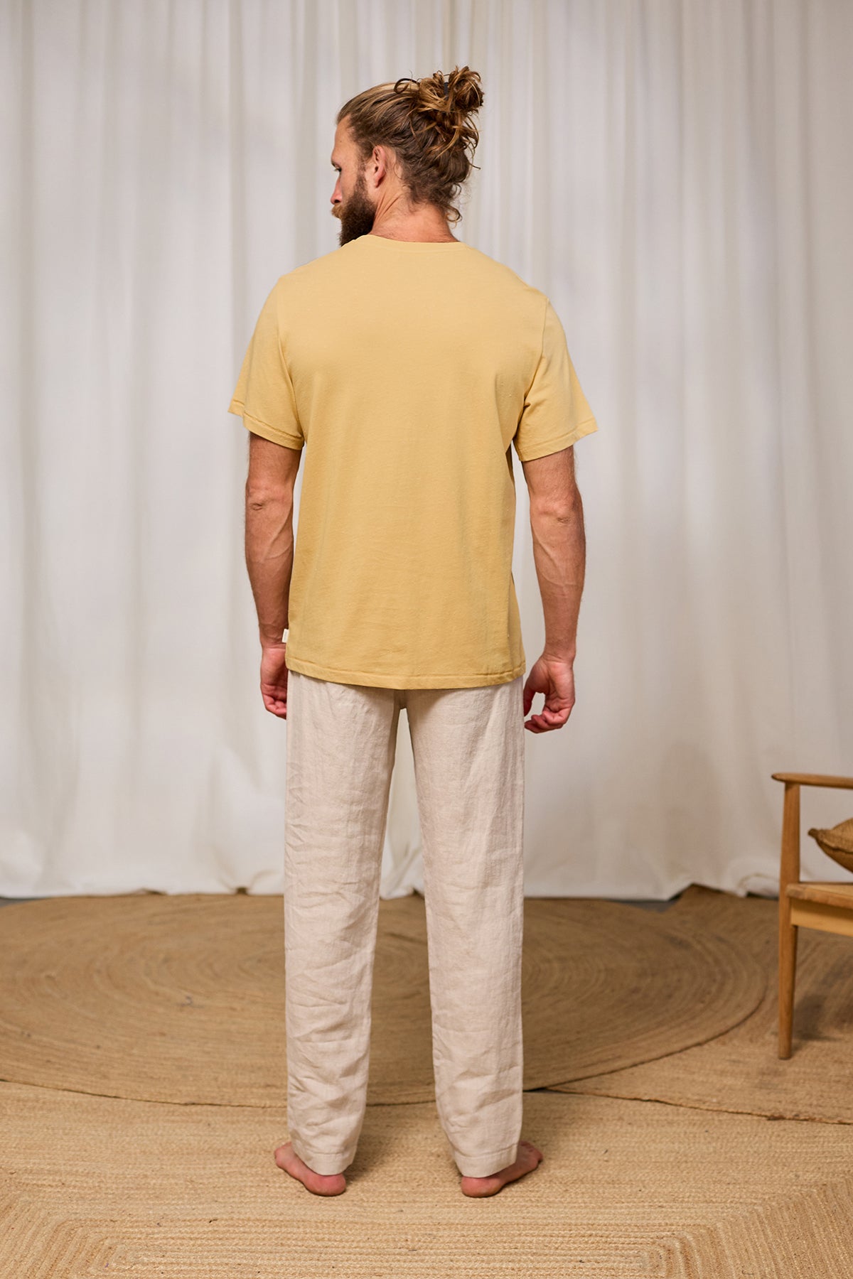 T-shirt à manches courtes Qalito de TwoThirds en jaune pour hommes avec texture à petits grains, vue de dos sur le mannequin