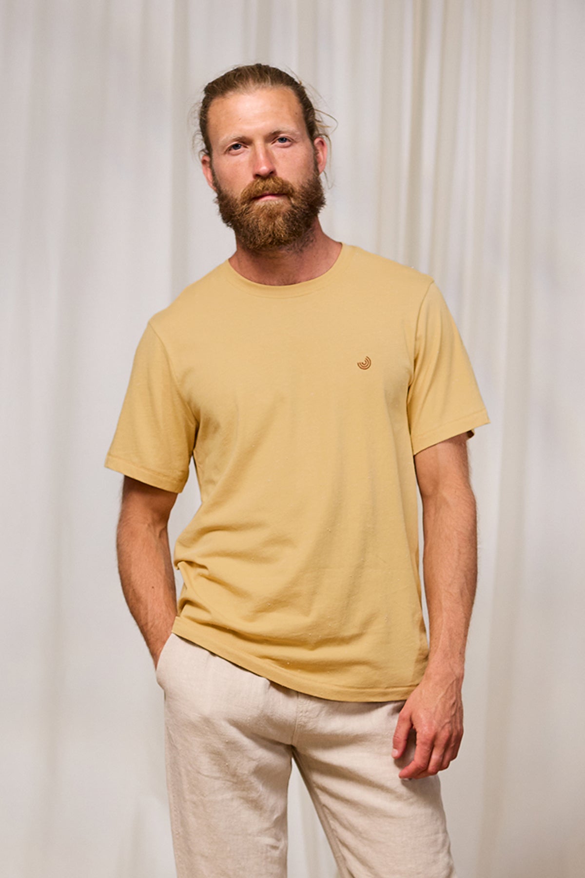 T-shirt à manches courtes Qalito de TwoThirds en jaune pour hommes avec texture à petits grains, vue de face sur le mannequin