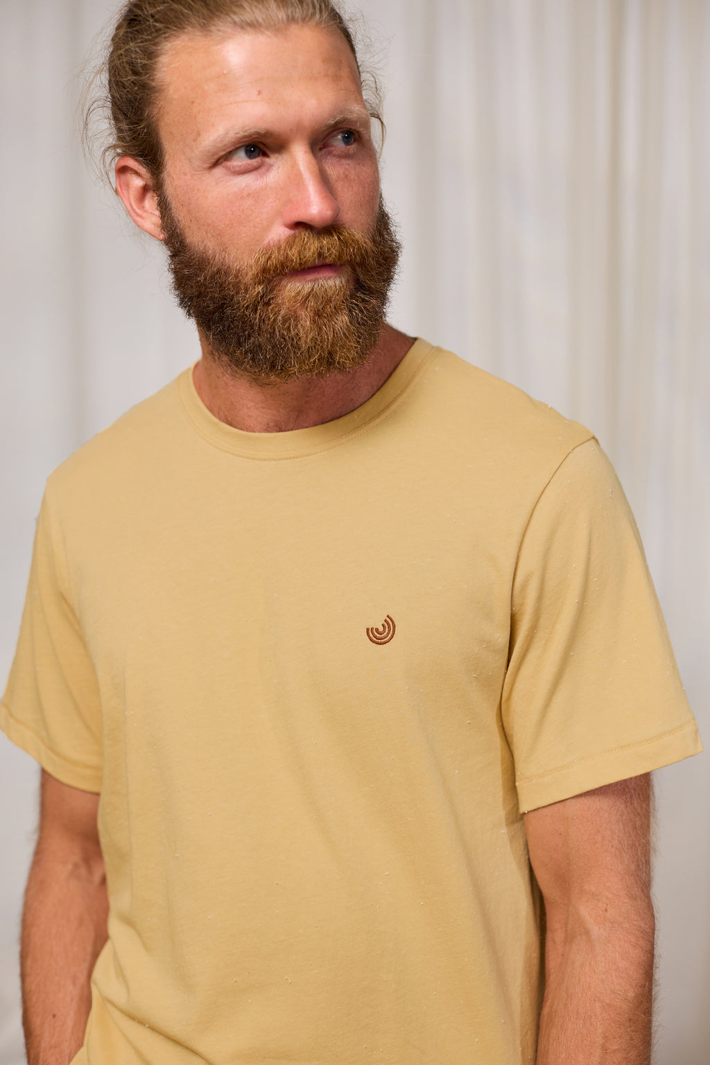 T-shirt à manches courtes Qalito de TwoThirds en jaune pour hommes avec texture à petits grains, vue détaillée de face sur le mannequin