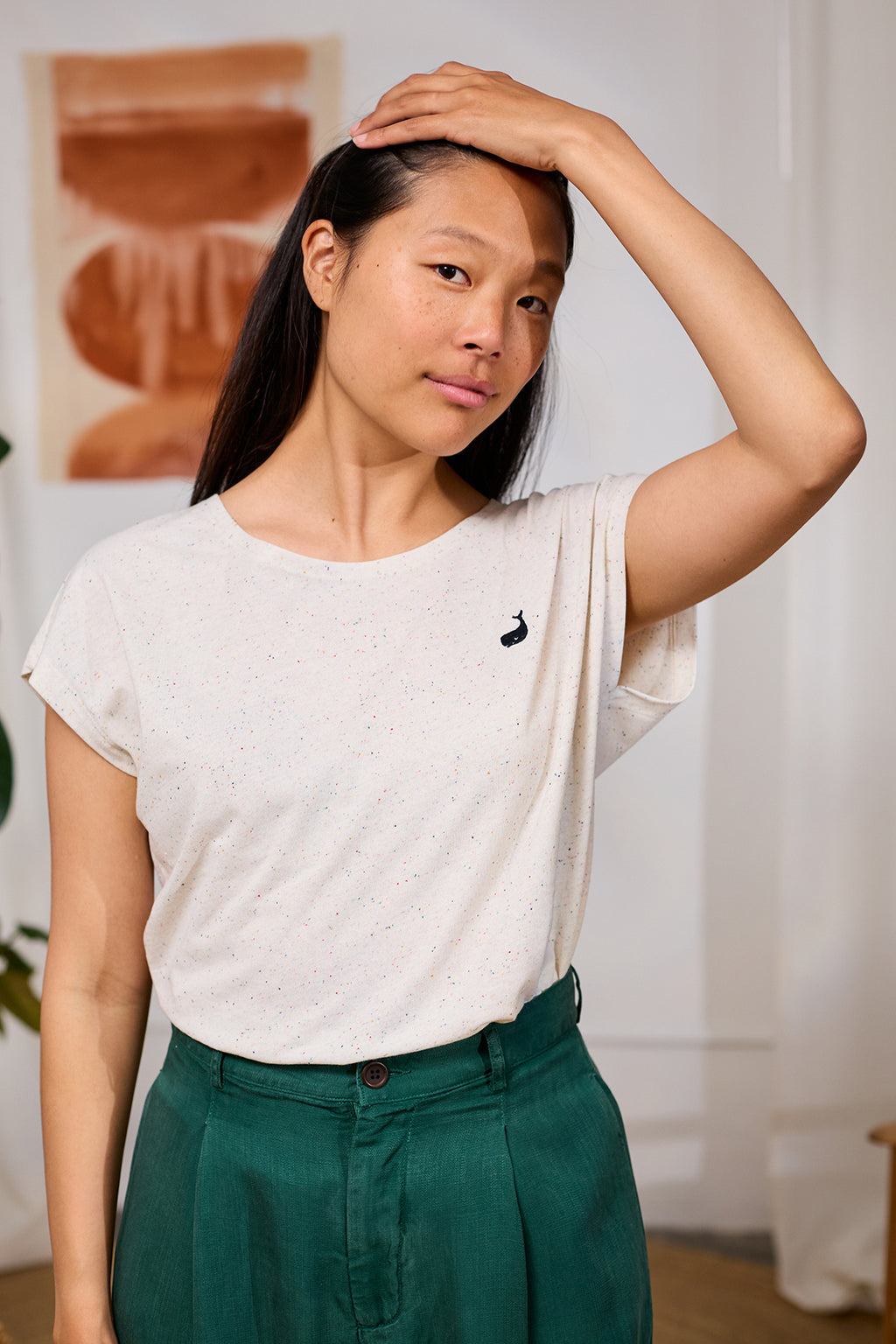 T-shirt sans manches de TwoThirds avec rayures blanches et tissu à petits grains, vue de face sur le mannequin avec logo de la marque Wal brodé sur la poitrine gauche