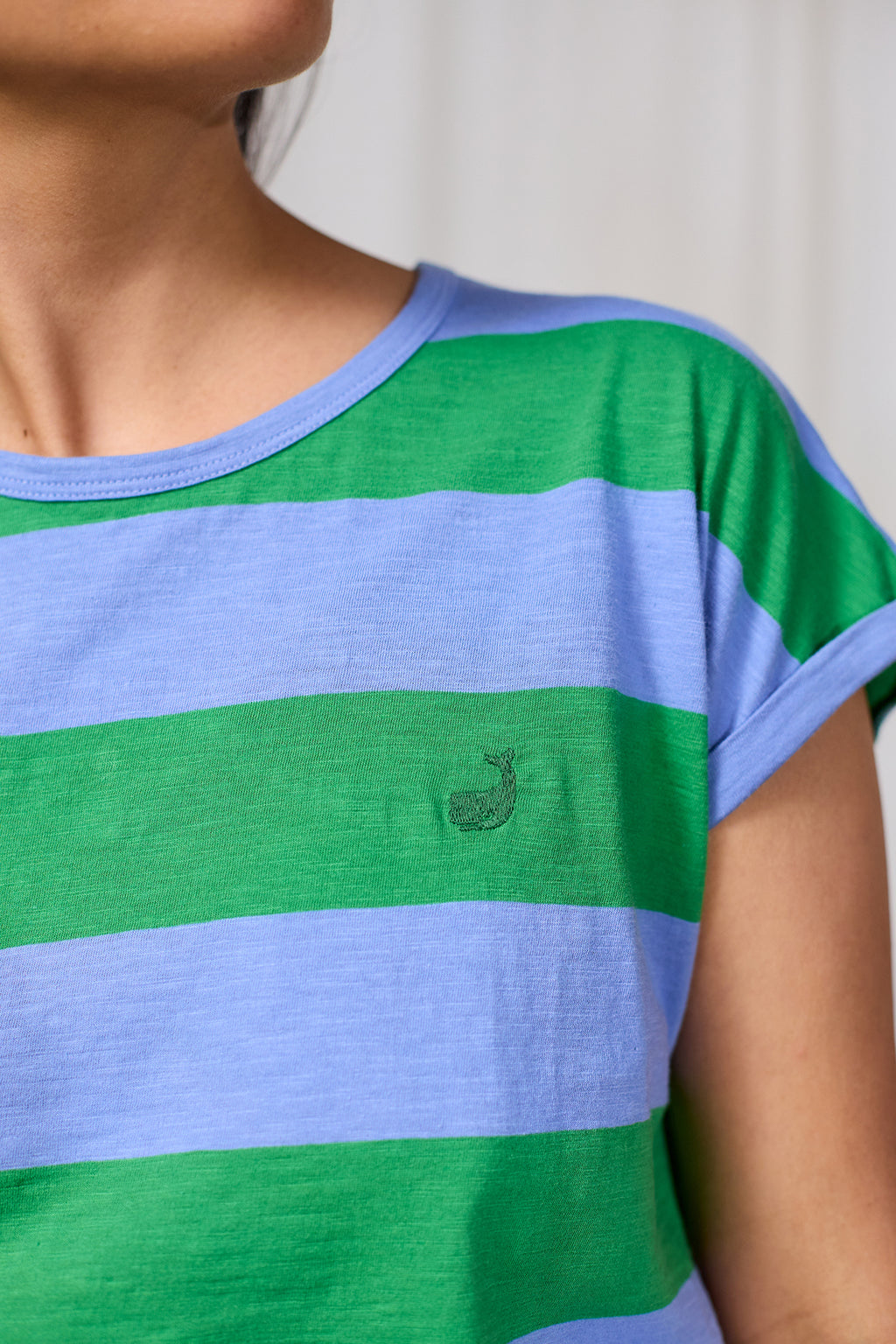 T-shirt sans manches TwoThirds avec rayures bleu et vert, vue détaillée avec broderie Wal sur la poitrine gauche