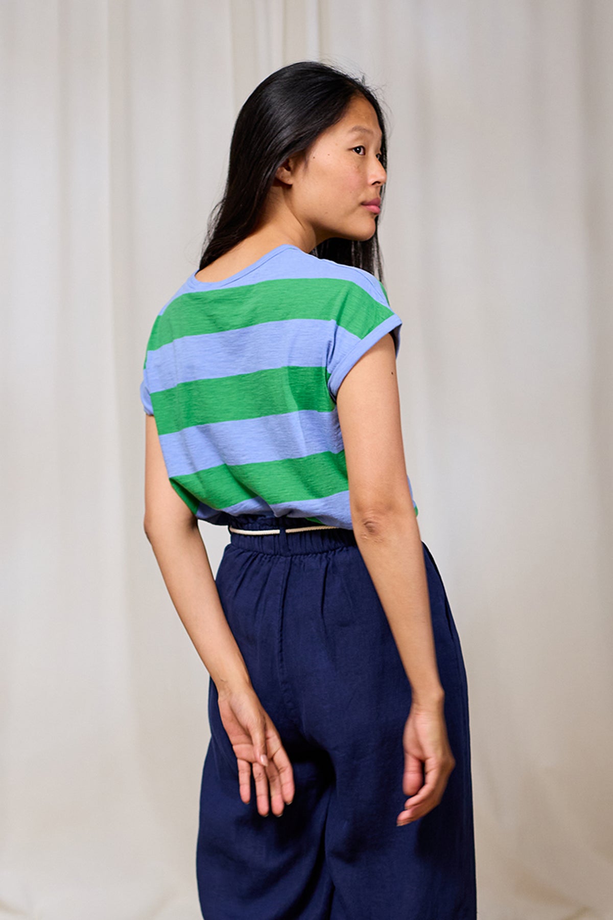 T-shirt sans manches TwoThirds avec rayures bleu et vert, vue de dos sur le mannequin