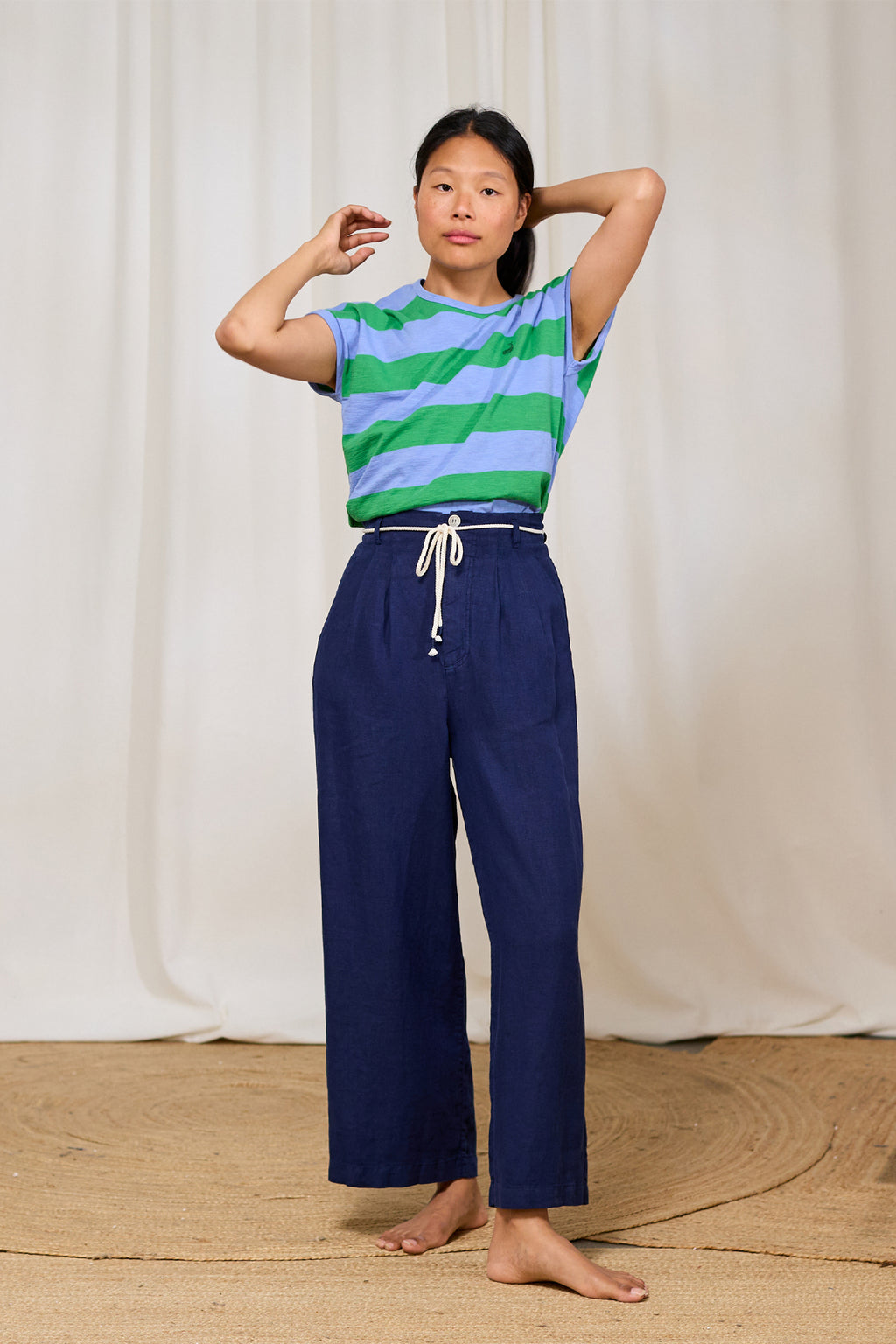 T-shirt sans manches TwoThirds avec rayures bleu et vert, vue de face sur le mannequin
