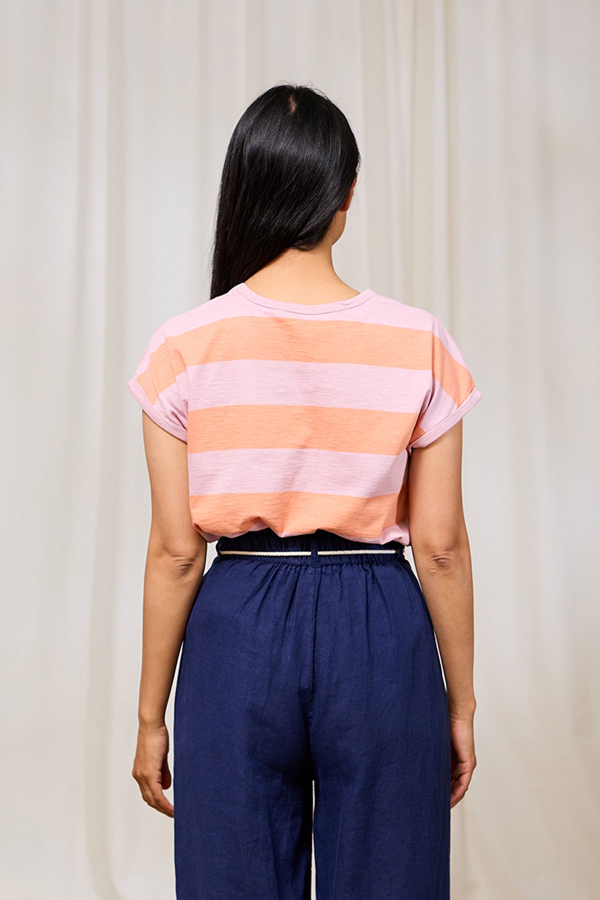 T-shirt sans manches Santandria de TwoThirds rayé rose et orange, avec logo de la marque Wal brodé sur la poitrine gauche, vue de dos sur le mannequin