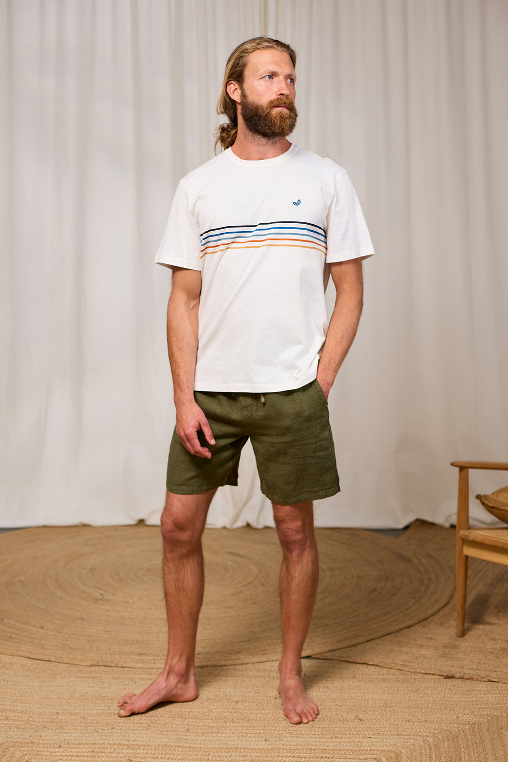 T-shirt à manches courtes Hauula de TwoThirds en blanc avec cinq rayures sur le devant pour hommes, vue de face