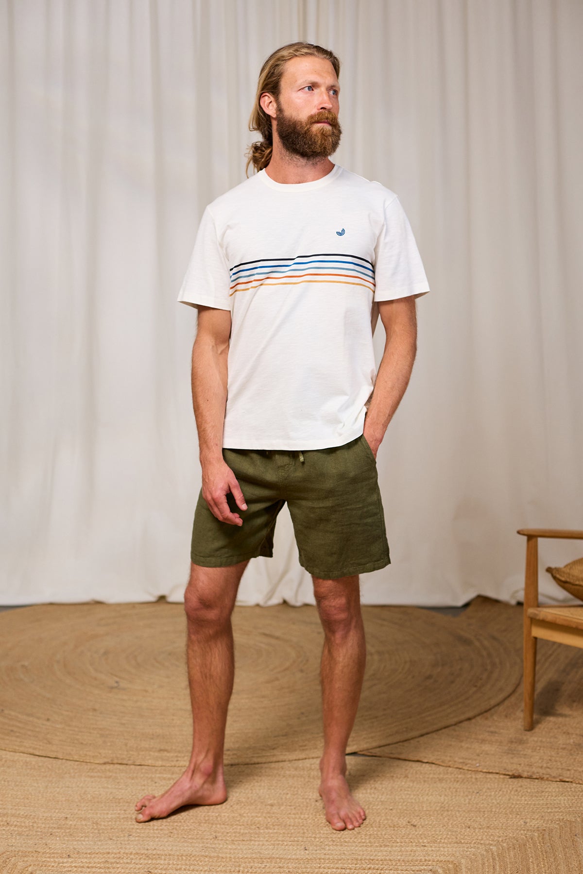 T-shirt à manches courtes Hauula de TwoThirds en blanc avec cinq rayures sur le devant pour hommes, vue de face