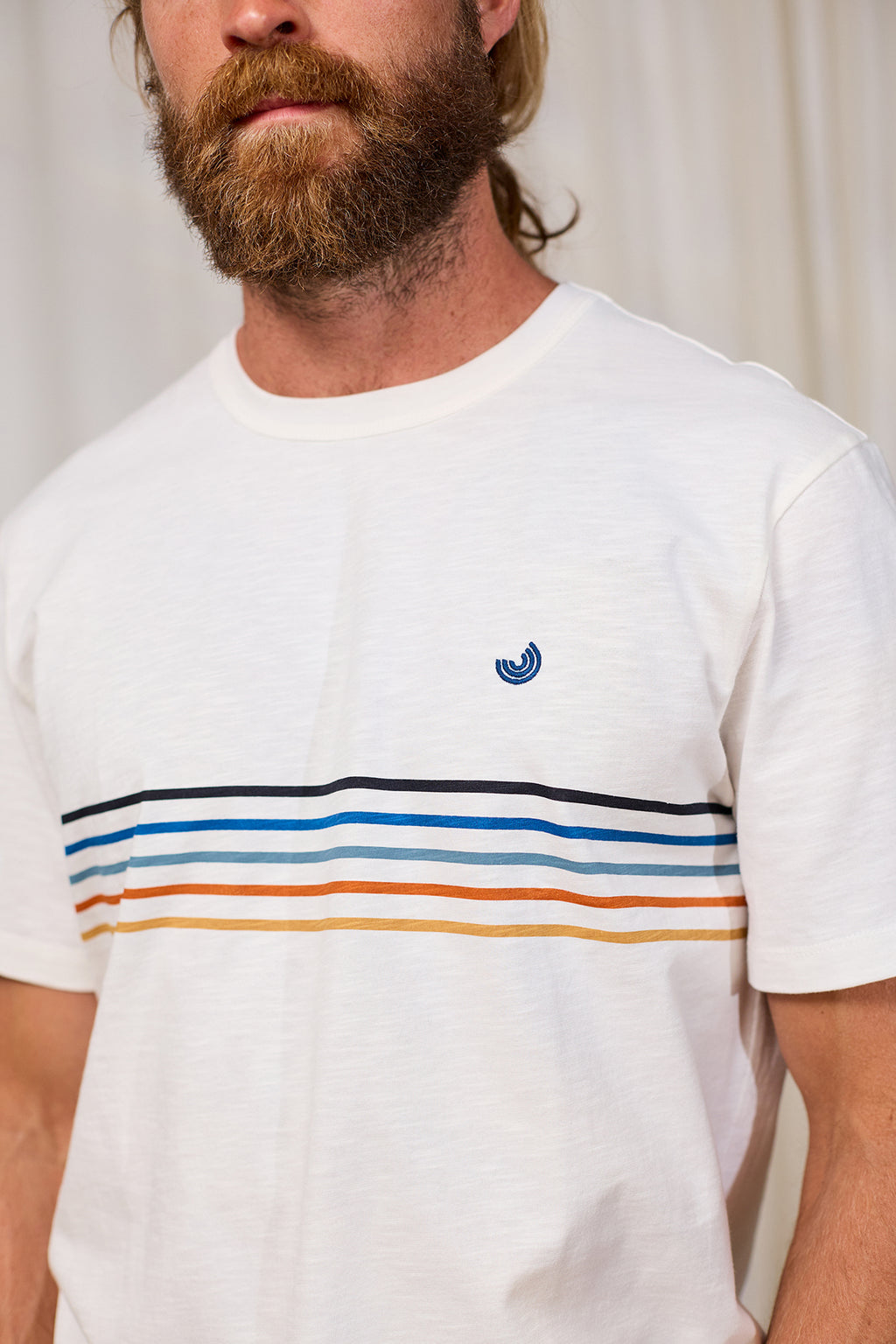 T-shirt à manches courtes Hauula de TwoThirds en blanc avec cinq rayures sur le devant pour hommes, vue détaillée de face sur le mannequin