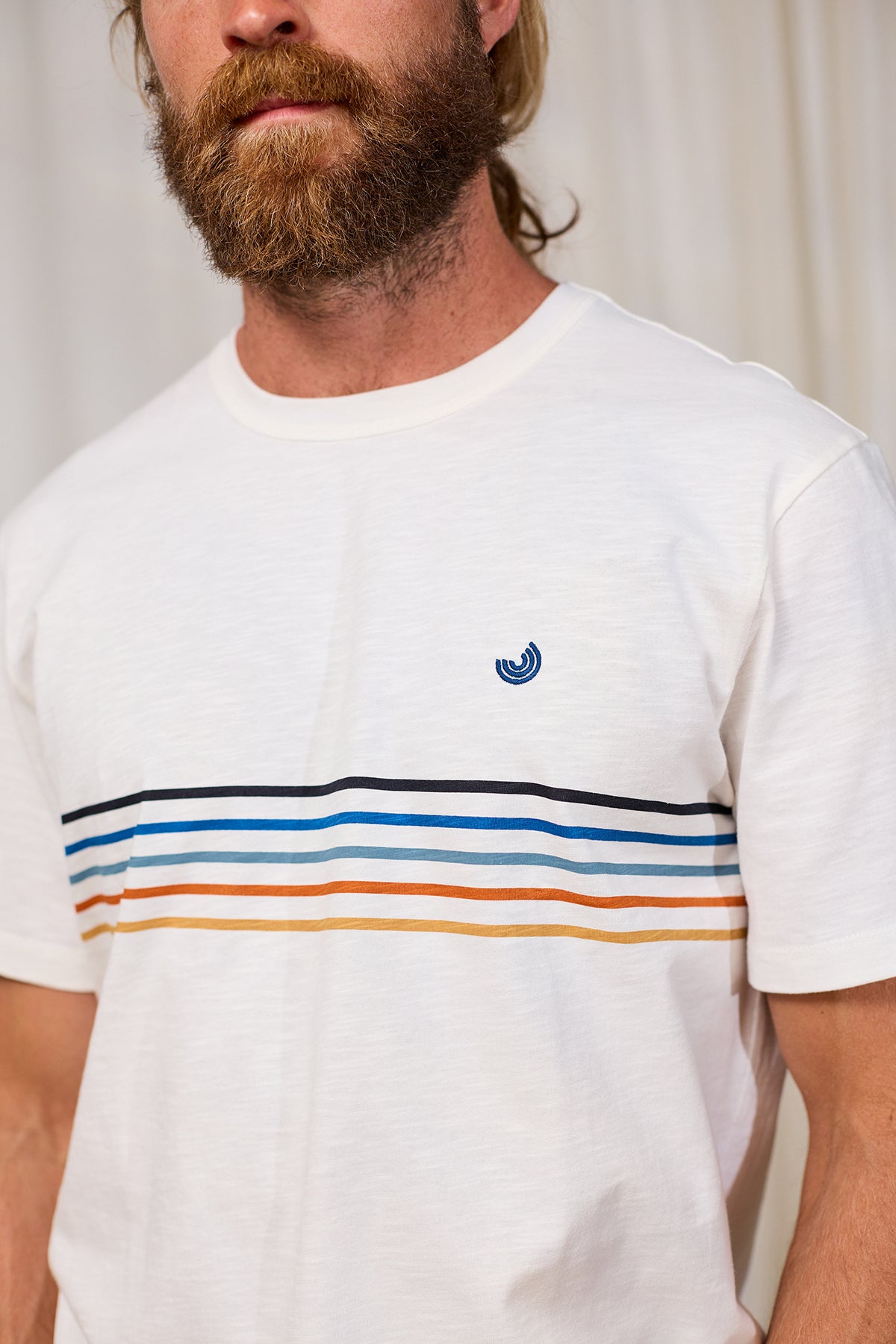 T-shirt à manches courtes Hauula de TwoThirds en blanc avec cinq rayures sur le devant pour hommes, vue détaillée de face sur le mannequin