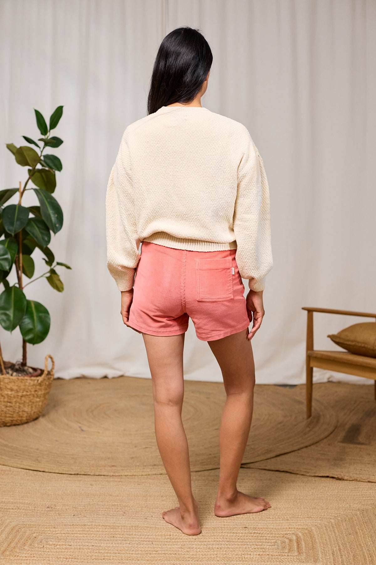 Leichter Strick in weiß aus Bio-Baumwolle und recyceltem Polyester, pestizidfrei und vegan, am Model Rückenansicht