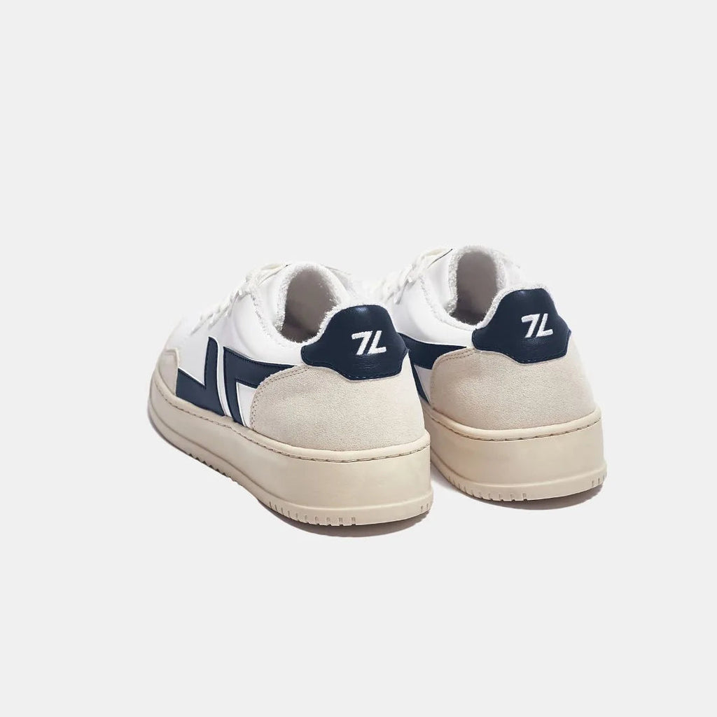 Zeta Marino B1 weiße Sneaker mit blauen Seitenstreifen, hellgrauen Front- und Sohlenstreifen und weißer Sohle, Rückansicht